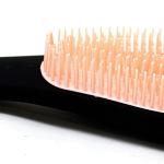 Brosse à cheveux démêlante et démêlée, couleur Noir avec intérieur pêche