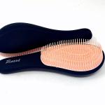 Brosse à cheveux démêlante et démêlée, couleur Noir avec intérieur pêche